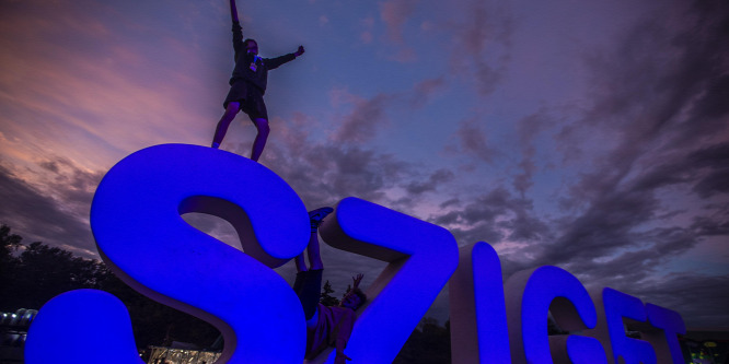 Jó hírek érkeztek a Sziget Fesztiválon lezuhant artistalányról: mégsem kell amputálni a lábait