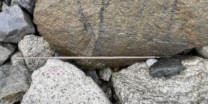 Különös nyílra bukkantak az olvadó gleccser jegében