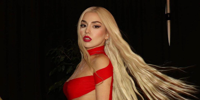 Majdnem kiestek a parányi felsőből Ava Max mellei - képek