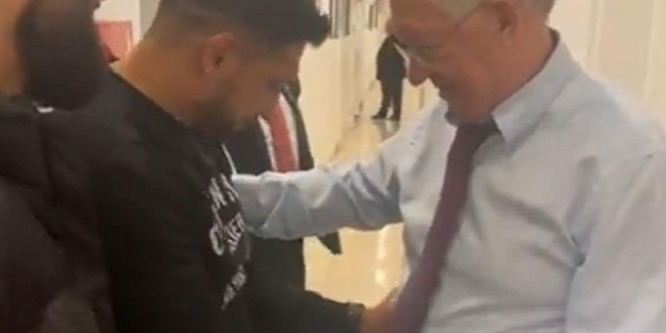 A világbajnok bokszoló Sir Alex Ferguson pocakjával viccelődött - videó