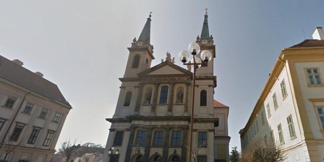 Szombathelyen, a székesegyház előtt mutogatta péniszét egy férfi (18+)