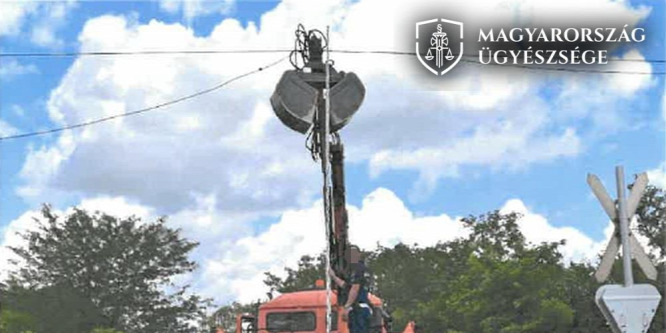 Leszakította a vasúti felsővezetéket egy darus kocsi Kecskeméten – videó