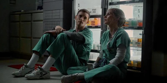 Jessica Chastain leplezi le Eddie Redmayne sorozatgyilkos ápolóját - videó