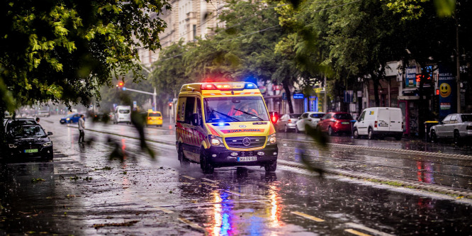 A vihar miatt leszakadt egy belvárosi ház teteje - egy nő súlyosan megsérült a balesetben
