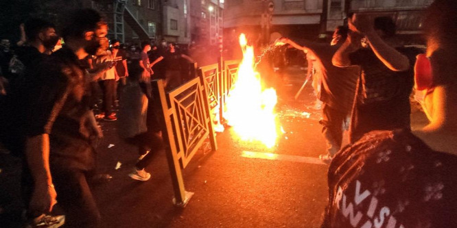 Rendőrőrsöket gyújtanak fel Iránban és egyre több helyen törnek ki zavargások - videó