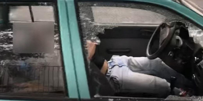 Egy férfi feltört egy autót a Józsefvárosban, majd elaludt benne – videó