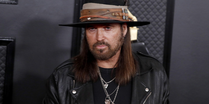 Se térdelés, se jegygyr - így kérte meg Billy Ray Cyrus menyasszonya, Firerose kezét