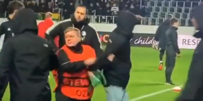 Kedves idős hölgy állította meg a feldühödött focihuligánokat a Feyenoord El-meccsén - videó