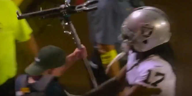 Durván fellökte a fotóst az NFL-játékos - videó