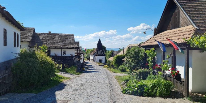 Eladó Hollókő szívében egy kincset érő, vadregényes ingatlan!