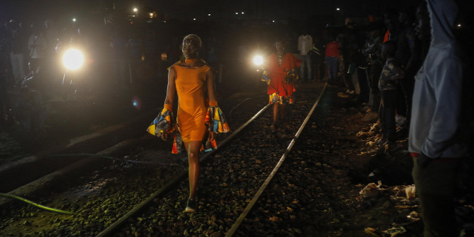 Vasúti sínen vonultak végig a modellek a Kibera Fashion Week-en