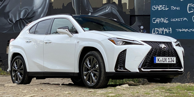 Belépő a japán prémiumautók világába - Lexus UX 250h menetpróba