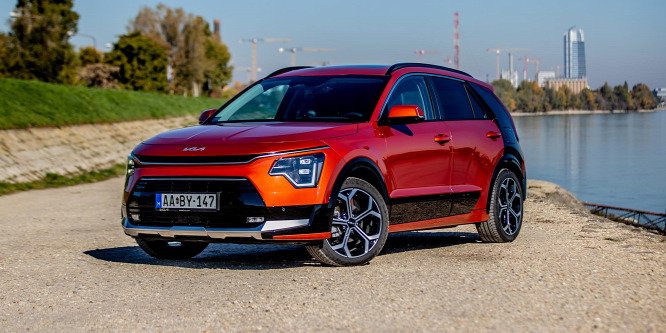 Fehér rendszámos, mégis ritkán kell tankolni - Kia Niro 140 Hybrid teszt
