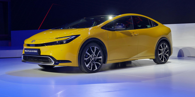 Napfénnyel tölthető hibridtől a kézi váltós villanyautóig: megnéztük a Toyota újdonságait