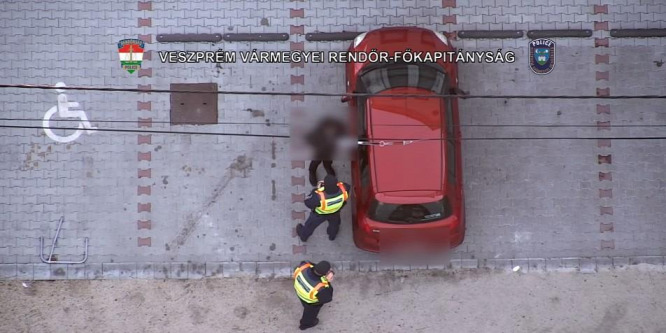 Drónfelvételen a szabálytalakodó sofőrök - videó