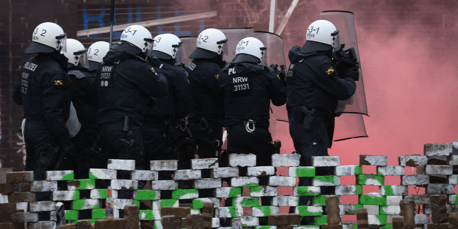 Ezer rohamrendőr ürített ki egy német falut, amelyet klímaaktivisták szálltak meg