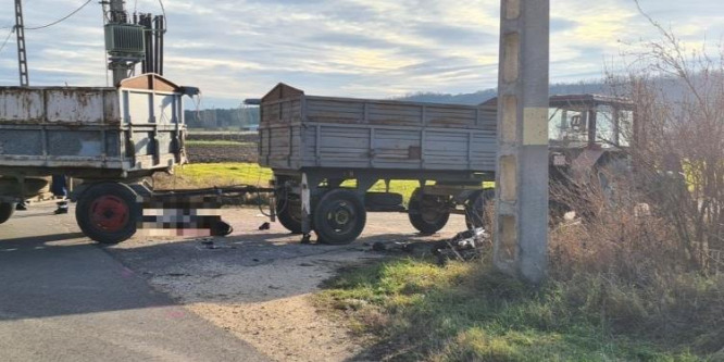 Traktornak ütközött és meghalt egy motoros Dunaföldvárnál - fotó