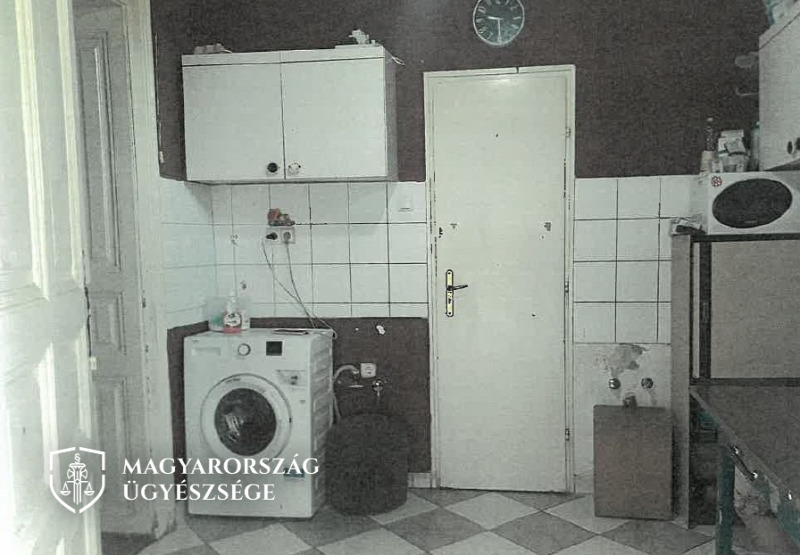 A fürdőszobába zárta áldozatát, amíg kirabolta őket