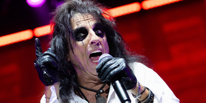 75 éves lett Alice Cooper, aki templomba járó családapaként lett rocksztár és horrorikon