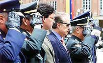 Andrés Pastrana , (balról a negyedik) egy bogotai katonai parádén.