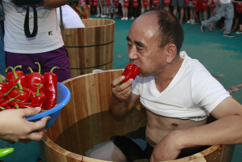 Конкурс по поеданию перца чили в китае. Соревнование по поеданию острых перцев. Конкурс по поеданию перца чили в китае. Соревнование по поеданию острых перцев. Конкурс по поеданию перца чили в китае.