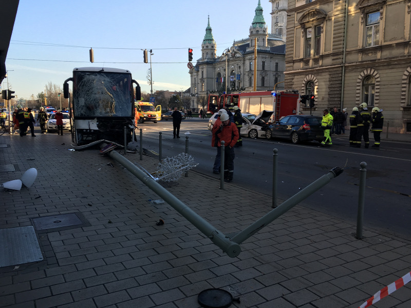 Két autóval ütközött egy busz: ketten súlyosan megsérültek
