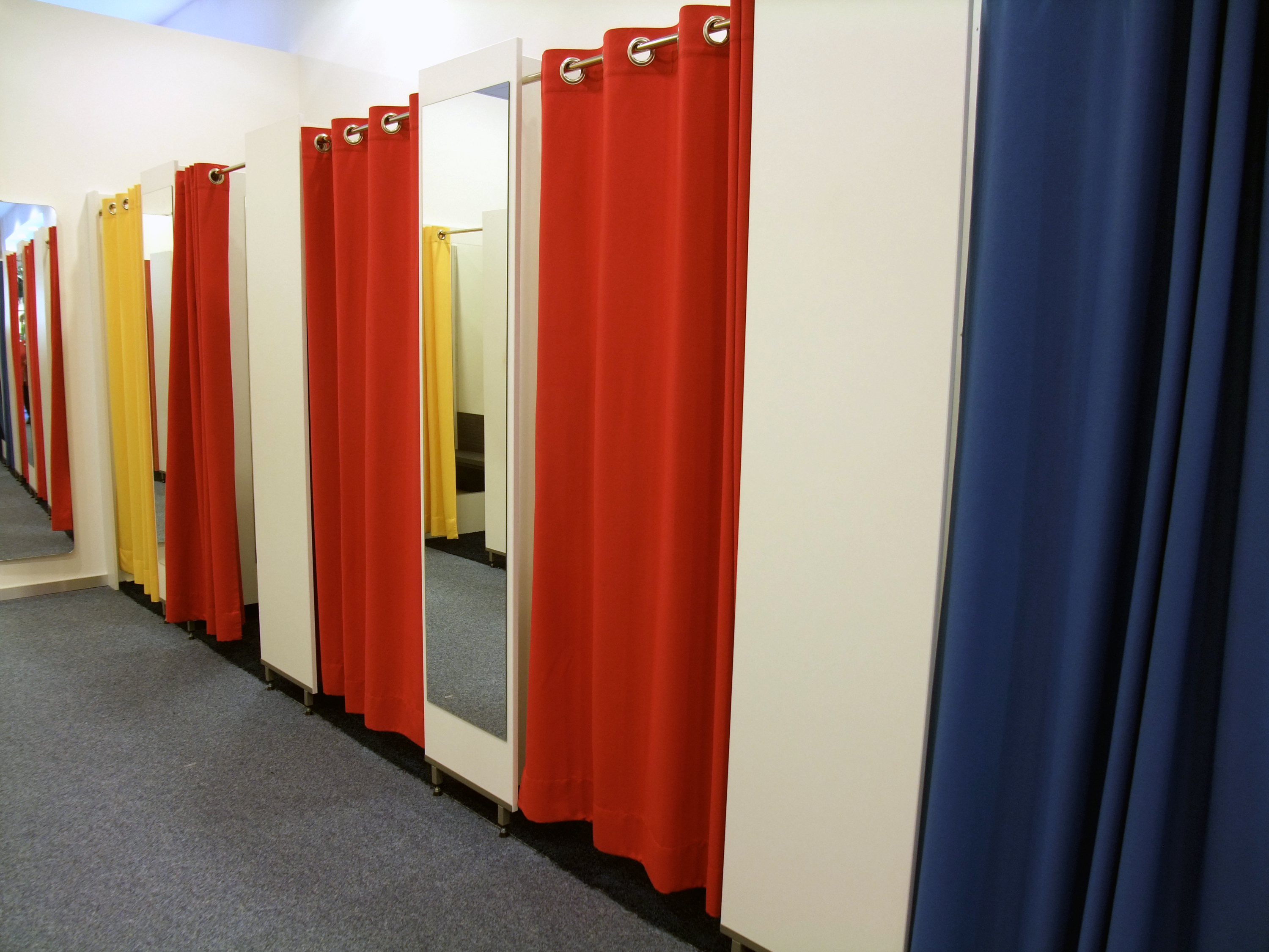Открыли шторку в примерочной. Открыли шторку в примерочной. Примерочная в магазине. Примерочная с синей шторой фото. Открыли шторку в примерочной.