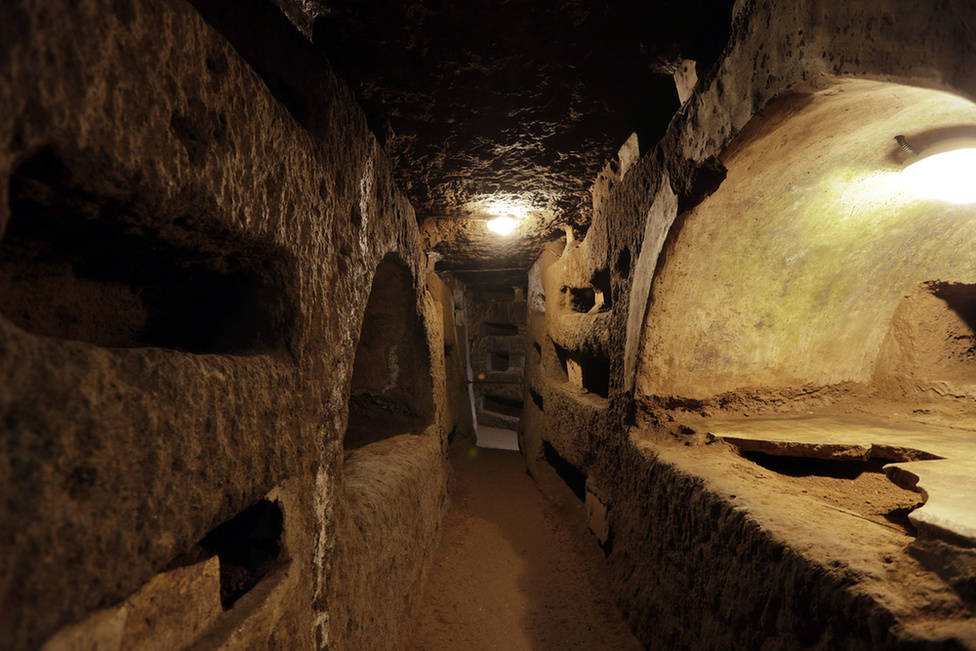 Катакомбы одессы. Кишинев катакомбы. Кладбище под парижем катакомбы. Катакомбы лейнделла. Париж катакомбы город мертвых.