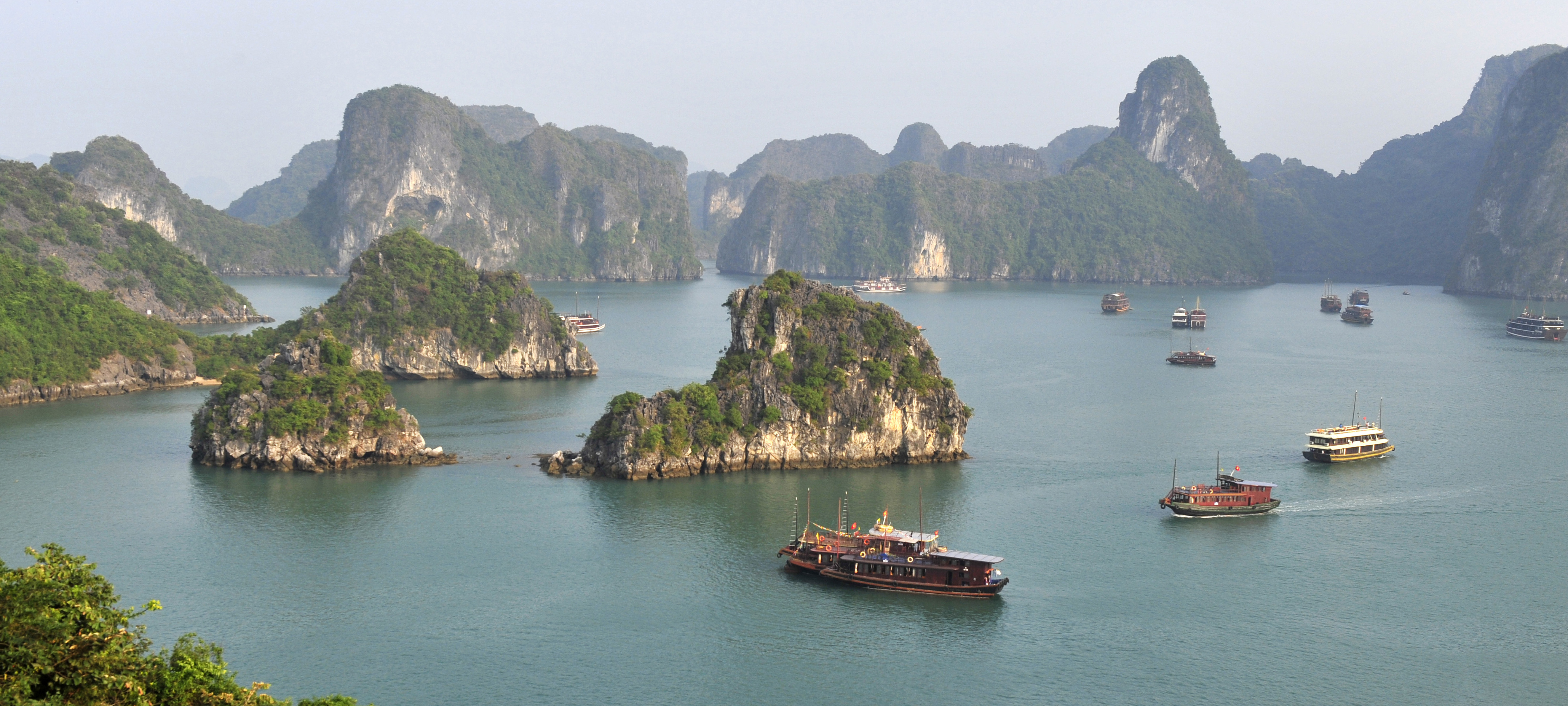 Бухта халонг вьетнам пещеры. Вьетнам ханой бухта халонг. Халонг парк аттракционов. Катба вьетнам. Ханой).