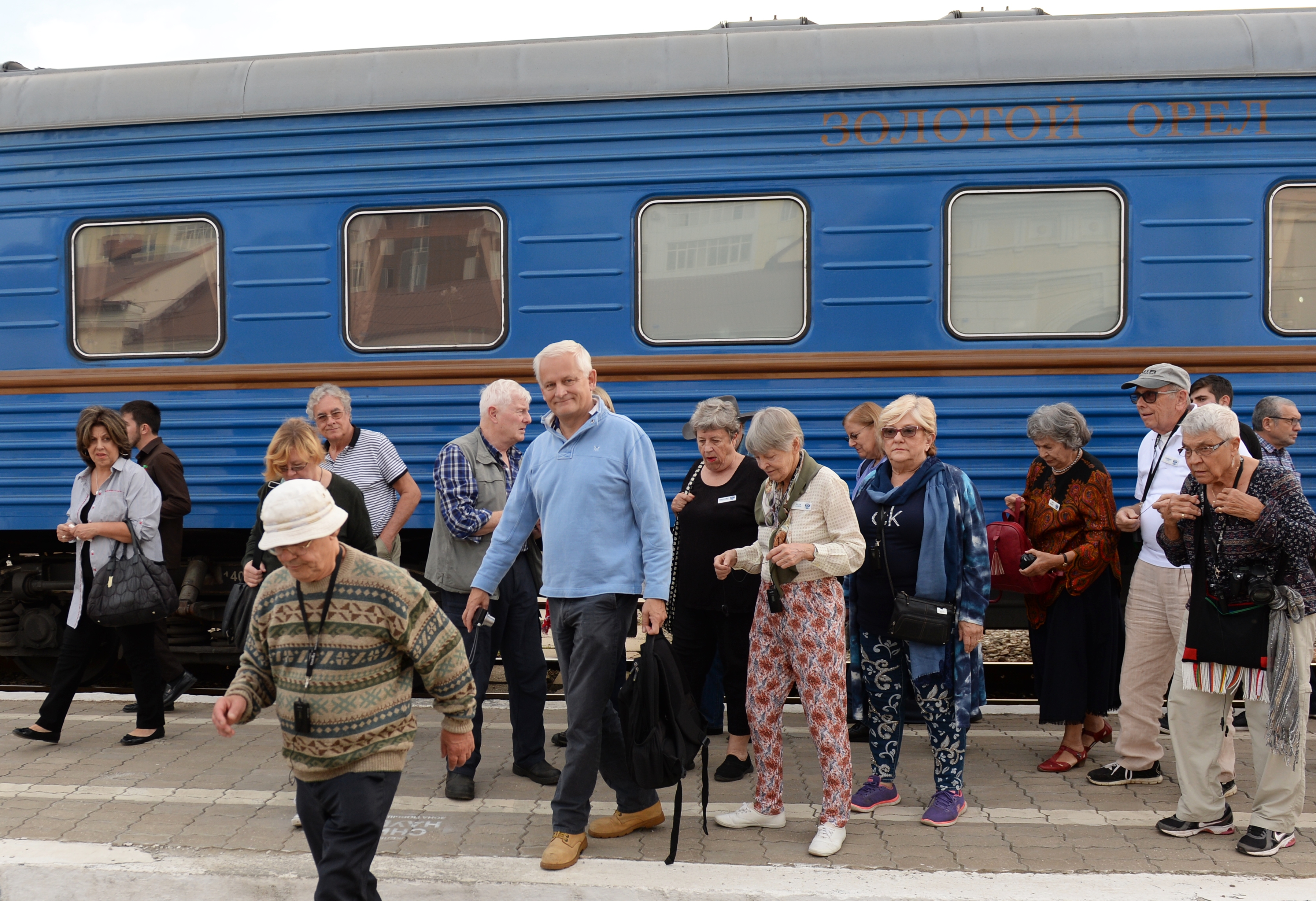 табло на жд вокзале. поезд прибыл в семь часов. прибытие поезда санкт-петербург севастополь. табло в ласточке. выхино электрички.