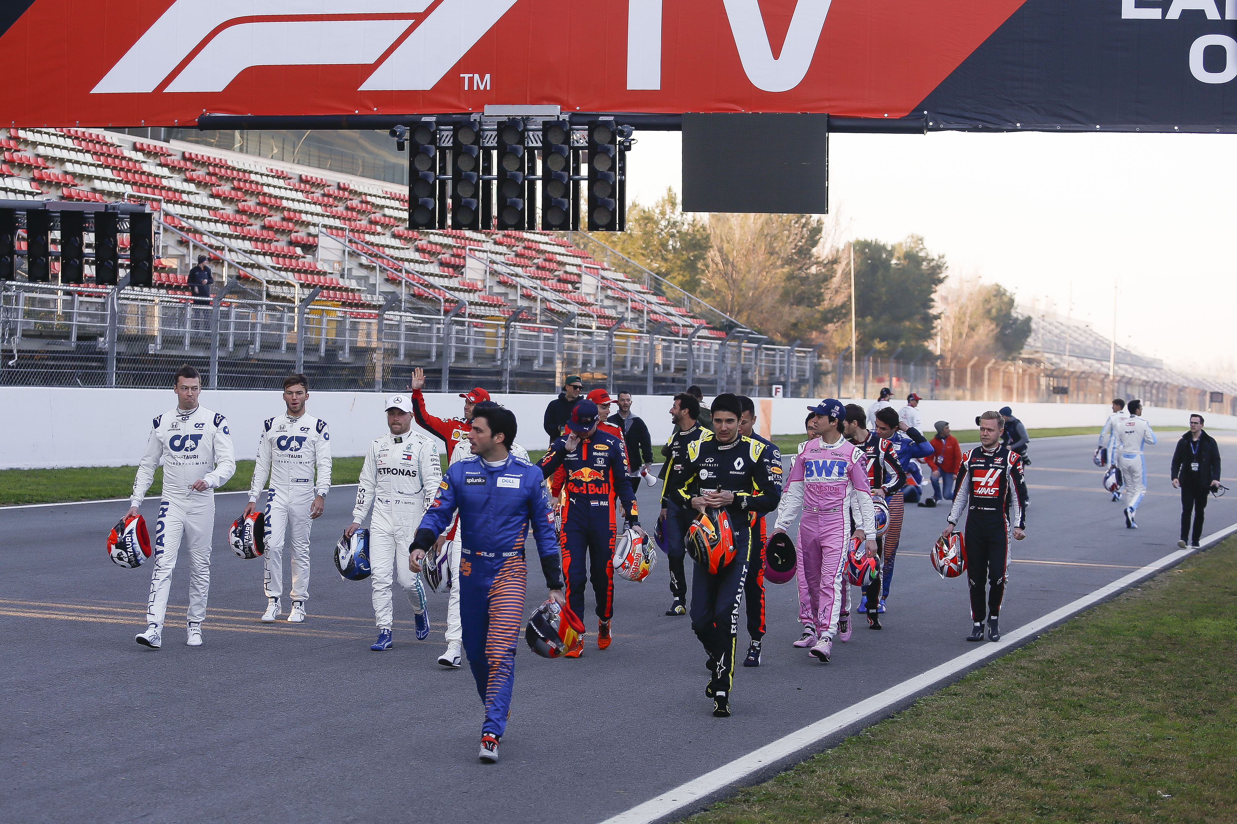 Гонщики ф1 2021. Пилоты ф1. Пилоты ф1. F1 2022 пилоты. Гонщики ф1 2020.