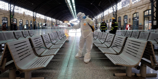 Forrás: https://www.theguardian.com/world/2020/mar/16/coronavirus-spain-takes-over-private-healthcare-amid-more-european-lockdowns#img-1