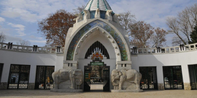 Forrás:https://zoobudapest.com/orizzuk-ertekeinket/kepzomuveszeti-alkotasok
