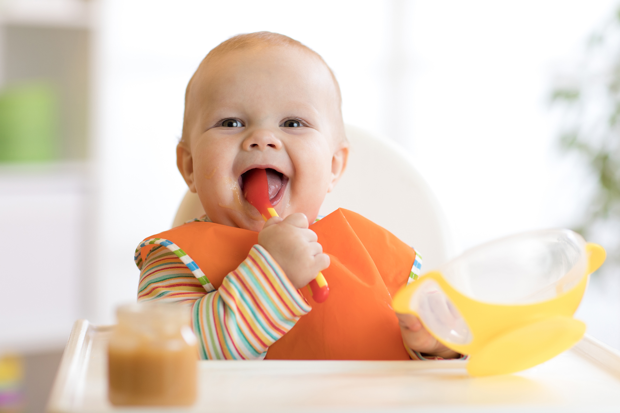 El padre se sorprendió al descubrir con qué estaba alimentando a su pequeño.