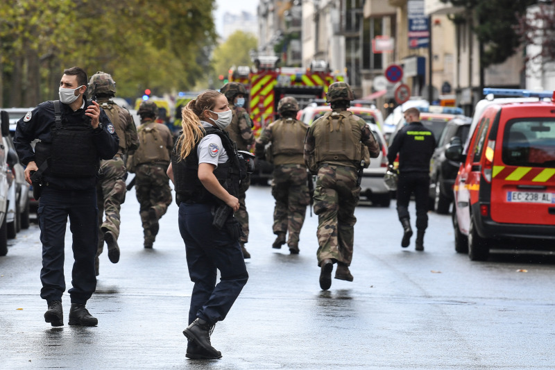 Megkéseltek több embert a Charlie Hebdo volt szerkesztőségének közelében Megkéseltek több embert a Charlie Hebdo volt szerkesztőségének közelében