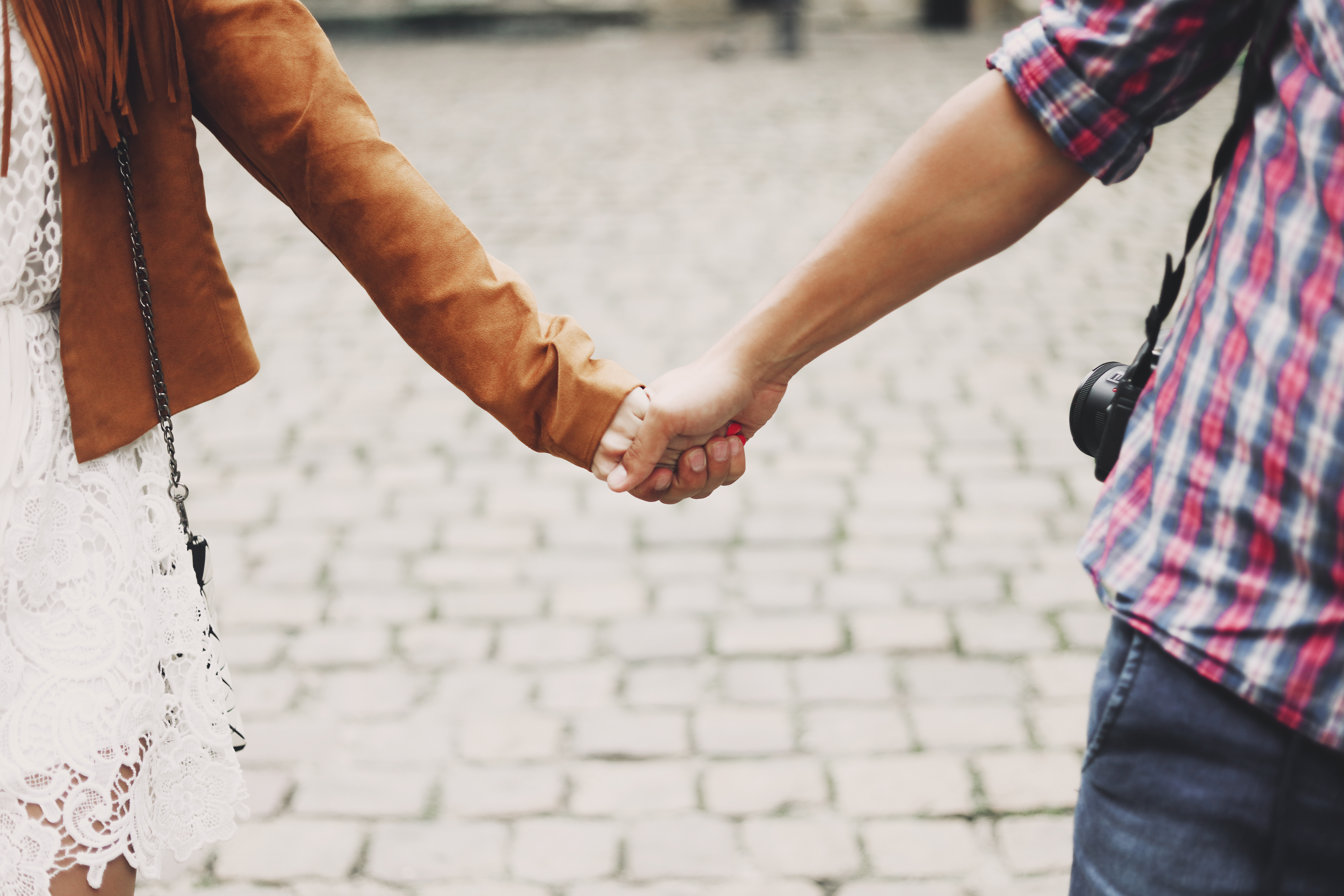 Парень щипает девушку. Картинки парень с девушкой. Парень щипает девушку. Молодые влюбленные. Фото парня и девушки.