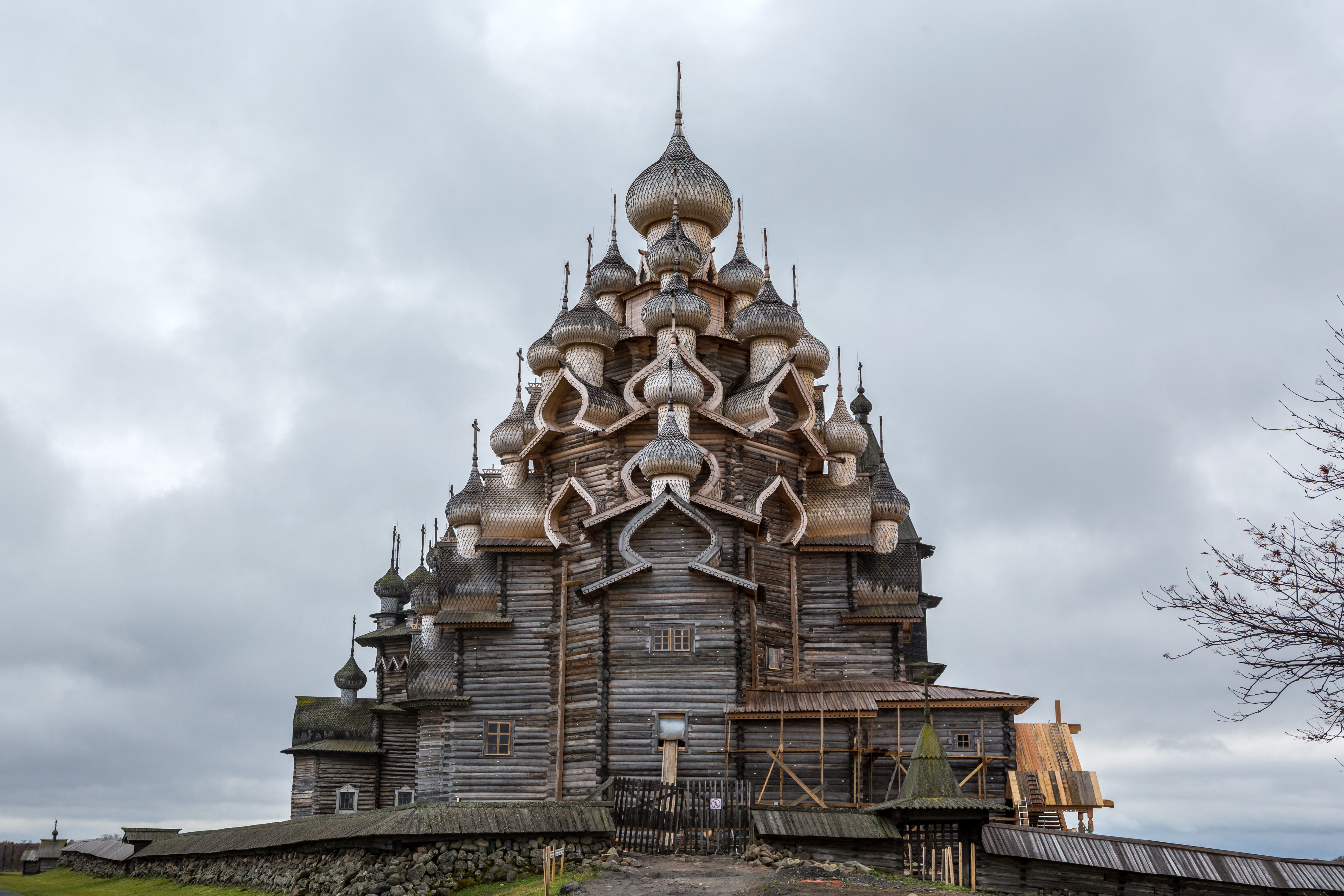 Кижи церковь преображения господня стиль архитектуры. Кижский погост кижи. Кижи церковь преображения господня. Преображенская церковь в кижах xviii век. Музей-заповедник «кижи», церковь преображения.