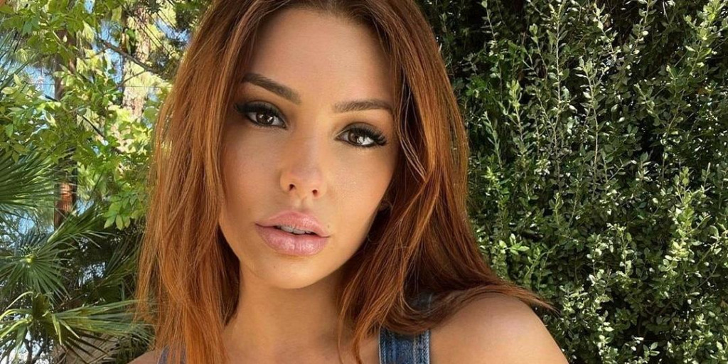 Falatnyi nyár: óriási kannákat villantott a tutajos tekintetű OnlyFans