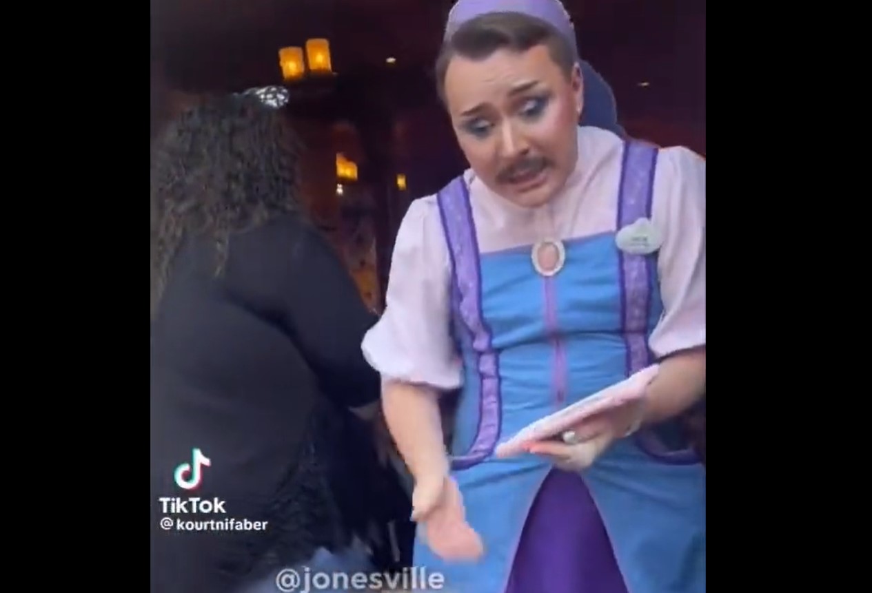 Transzvesztita alkalmazottal sokkolják a gyerekeket a Disneylandban Transzvesztita alkalmazottal sokkolják a gyerekeket a Disneylandban