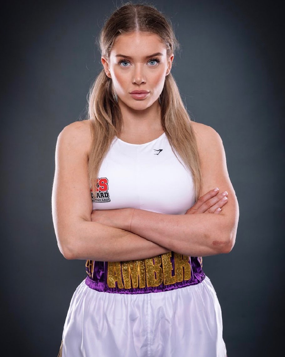 Ha kell, bokszol is, de inkább csak magát mutogatja a szuperszexi