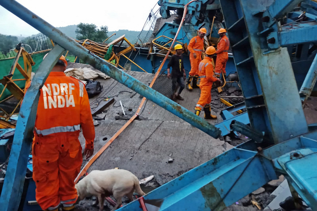 Brutális darubaleset történt Indiában, sokan meghaltak - videó