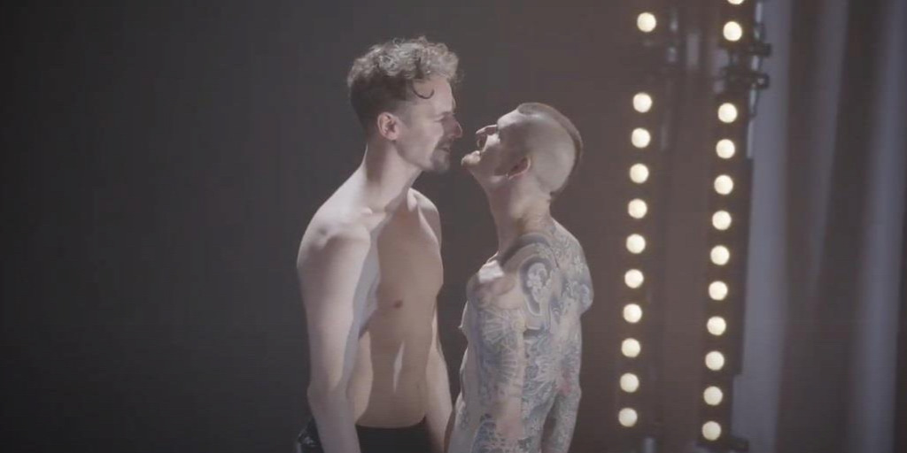 Szájába köpnek és kínoznak folyamatosan egy beteg embert