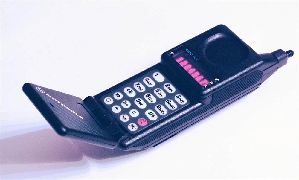 Motorola MicroTAC, 1989 - akkoriban a legkisebb és legkönnyebb mobiltelefonKép: Wikimedia Motorola MicroTAC, 1989 - akkoriban a legkisebb és legkönnyebb mobiltelefonKép: Wikimedia